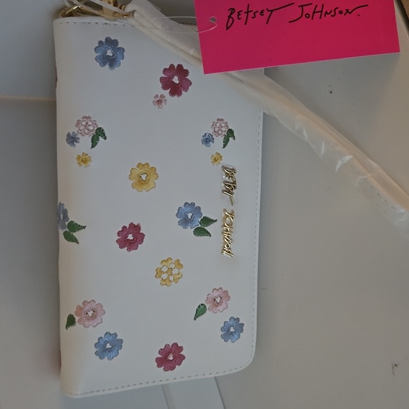 Betsey Johnson Handbags - Betsey Johnson White Floral Clutch Nwt